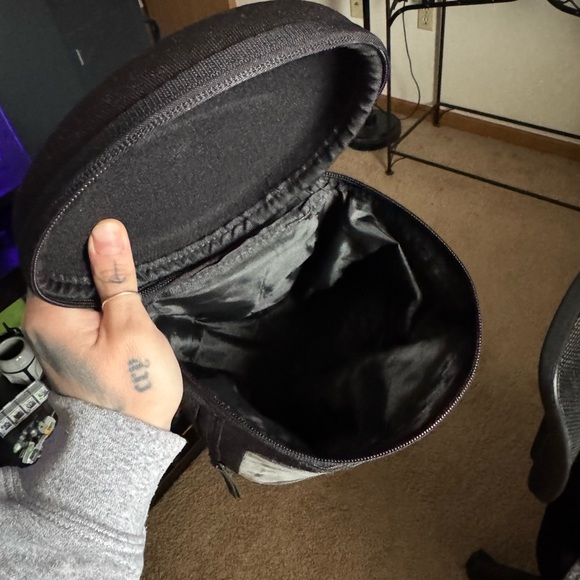 Gymshark Black Crossbody Bag - Picture 5 of 7